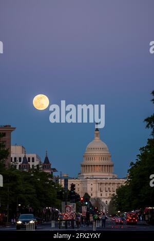 Les derniers rayons du soleil se sont couchant sur le bâtiment du Capitole des États-Unis alors que la lune s'élève au-dessus de Washington, D.C. Banque D'Images