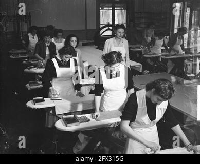 Les filles sont enseignées à repasser à l'Amsterdam Household School, 12 octobre 1948, les filles, le repassage, Pays-Bas, Agence de presse du XXe siècle photo, nouvelles à retenir, documentaire, photographie historique 1945-1990, histoires visuelles, L'histoire humaine du XXe siècle, immortaliser des moments dans le temps Banque D'Images