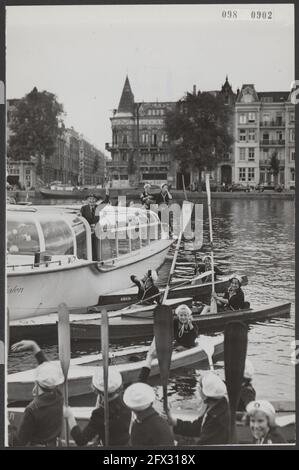 Les scouts apportent les salutations de leurs bateaux à Lady Baden-Powell qui est dans un bateau de tour, 20 août 1954, visites, bateaux, Scouts, éclaireuses, bateaux de tourisme, pays-Bas, Agence de presse du XXe siècle photo, nouvelles à retenir, documentaire, photographie historique 1945-1990, histoires visuelles, L'histoire humaine du XXe siècle, immortaliser des moments dans le temps Banque D'Images