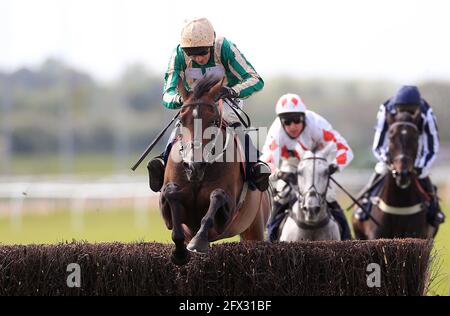 L'Empire byzantin, criblé par le jockey Paddy Brennan, a dégagé une clôture sur le chemin de gagner l'obstacle des novices de la marque de sport Jigsaw à l'hippodrome de Southwell. Date de la photo: Mardi 25 mai 2021. Banque D'Images