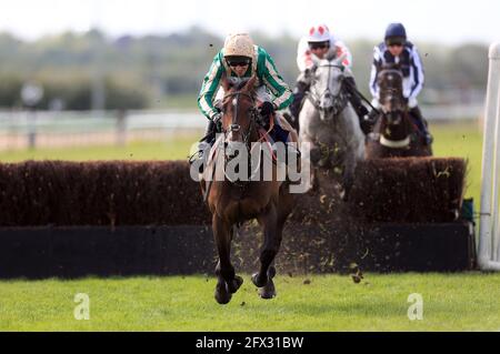 L'Empire byzantin est crié par le jockey Paddy Brennan sur le chemin de gagner l'obstacle des novices de la marque de sport Jigsaw à l'hippodrome de Southwell. Date de la photo: Mardi 25 mai 2021. Banque D'Images