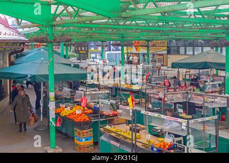 Belgrade, Serbie - 14 février 2021 : marché agricole de Zeleni Venac à la Journée froide d'hiver à Belgrade, Serbie. Banque D'Images