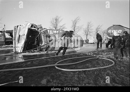 Le camion de lait a glissé et s'est enfusé dans le camion de collision, et le lait a coulé de la voiture sur E10. Service d'incendie chargé de travaux de nettoyage, 10 décembre 1981, FEUX D'ARTIFICE, collisions, Pays-Bas, Agence de presse du XXe siècle photo, nouvelles à retenir, documentaire, photographie historique 1945-1990, histoires visuelles, L'histoire humaine du XXe siècle, immortaliser des moments dans le temps Banque D'Images