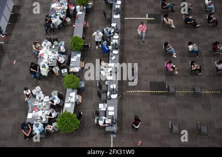 Bangkok, Thaïlande. 25 mai 2021. Les membres de l'équipage et les employés des compagnies aériennes commerciales attendent de se faire vacciner contre le vaccin Sinovac au centre commercial Siam Paragon de Bangkok. (Photo de Peerapon Boonyakiat/SOPA image/Sipa USA) crédit: SIPA USA/Alay Live News Banque D'Images