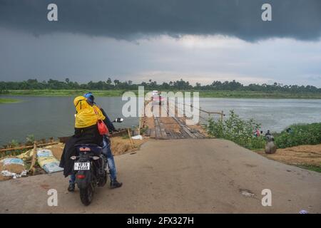 Hoogly, Inde. 25 mai 2021. Un temps nuageux avant la chute du cyclone 'Yaas' dans l'ouest du Bengal.Cyclone 'Yaas' fera probablement une chute au milieu des zones côtières de Balastore et Digha le 26 mai, mercredi matin. En tant que tempête cyclonique très grave, elle peut causer de fortes précipitations dans les districts côtiers du Bengale occidental et du nord de l'Odisha. (Photo par Tamal Shee/SOPA Images/Sipa USA) crédit: SIPA USA/Alay Live News Banque D'Images