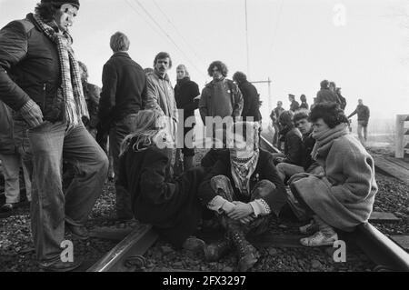 Blocus humain sur la ligne de chemin de fer près du Deventer pour entraver le transport de munitions vers l'Allemagne, 19 janvier 1982, blocus, lignes de chemin de fer, Pays-Bas, Agence de presse du XXe siècle photo, nouvelles à retenir, documentaire, photographie historique 1945-1990, histoires visuelles, L'histoire humaine du XXe siècle, immortaliser des moments dans le temps Banque D'Images