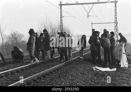 Blocus humain sur la ligne de chemin de fer près du Deventer pour entraver le transport de munitions vers l'Allemagne, 19 janvier 1982, blocus, lignes de chemin de fer, Pays-Bas, Agence de presse du XXe siècle photo, nouvelles à retenir, documentaire, photographie historique 1945-1990, histoires visuelles, L'histoire humaine du XXe siècle, immortaliser des moments dans le temps Banque D'Images