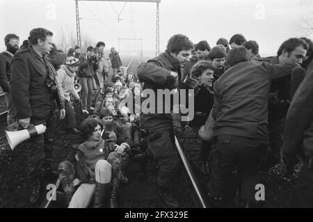 Blocus humain sur la ligne de chemin de fer près du Deventer pour entraver le transport des munitions vers l'Allemagne. Blocus de fin de police, 19 janvier 1982, blocus, lignes de chemin de fer, Pays-Bas, Agence de presse du XXe siècle photo, nouvelles à retenir, documentaire, photographie historique 1945-1990, histoires visuelles, L'histoire humaine du XXe siècle, immortaliser des moments dans le temps Banque D'Images