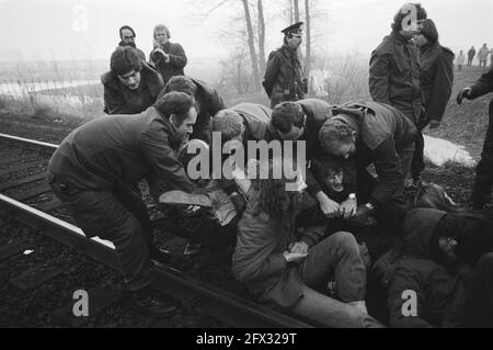 Blocus humain sur la ligne de chemin de fer près du Deventer pour entraver le transport des munitions vers l'Allemagne. Blocus de fin de police, 19 janvier 1982, blocus, lignes de chemin de fer, Pays-Bas, Agence de presse du XXe siècle photo, nouvelles à retenir, documentaire, photographie historique 1945-1990, histoires visuelles, L'histoire humaine du XXe siècle, immortaliser des moments dans le temps Banque D'Images