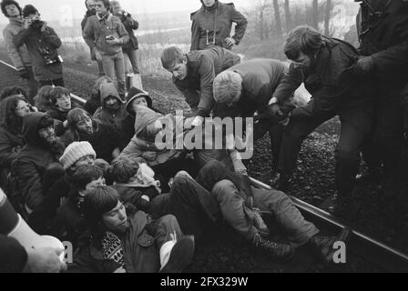 Blocus humain sur la ligne de chemin de fer près du Deventer pour entraver le transport des munitions vers l'Allemagne. Blocus de fin de police, 19 janvier 1982, blocus, lignes de chemin de fer, Pays-Bas, Agence de presse du XXe siècle photo, nouvelles à retenir, documentaire, photographie historique 1945-1990, histoires visuelles, L'histoire humaine du XXe siècle, immortaliser des moments dans le temps Banque D'Images