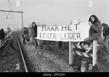 Blocus humain sur la ligne de chemin de fer près du Deventer pour entraver le transport des munitions vers l'Allemagne. Activistes, 19 janvier 1982, blockades, bannières, Railroad Lines, pays-Bas, Agence de presse du XXe siècle photo, news to Remember, documentaire, photographie historique 1945-1990, histoires visuelles, L'histoire humaine du XXe siècle, immortaliser des moments dans le temps Banque D'Images