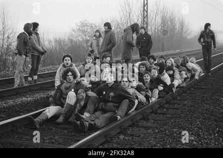 Blocus humain sur la ligne de chemin de fer près du Deventer pour entraver le transport de munitions vers l'Allemagne, 19 janvier 1982, blocus, lignes de chemin de fer, Pays-Bas, Agence de presse du XXe siècle photo, nouvelles à retenir, documentaire, photographie historique 1945-1990, histoires visuelles, L'histoire humaine du XXe siècle, immortaliser des moments dans le temps Banque D'Images