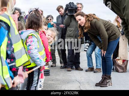 La duchesse de Cambridge rencontre les enfants des écoles maternelles locales à Kirkwall Marina après une visite au Centre européen d'énergie marine de Kirkwall, Orkney, pour en apprendre plus sur la pression d'Orkney pour le zéro carbone et l'hydrogène. Date de la photo: Mardi 25 mai 2021. Banque D'Images