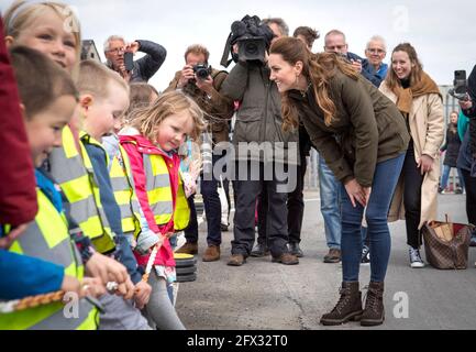 La duchesse de Cambridge rencontre les enfants des écoles maternelles locales à Kirkwall Marina après une visite au Centre européen d'énergie marine de Kirkwall, Orkney, pour en apprendre plus sur la pression d'Orkney pour le zéro carbone et l'hydrogène. Date de la photo: Mardi 25 mai 2021. Banque D'Images