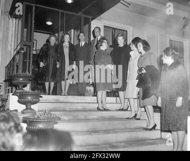 La princesse Irene et le prince Don Carlos au palais Soestdijk la famille royale sur les marches, 7 février 1964, princesses, pays-Bas, agence de presse du xxe siècle photo, nouvelles à retenir, documentaire, photographie historique 1945-1990, histoires visuelles, L'histoire humaine du XXe siècle, immortaliser des moments dans le temps Banque D'Images