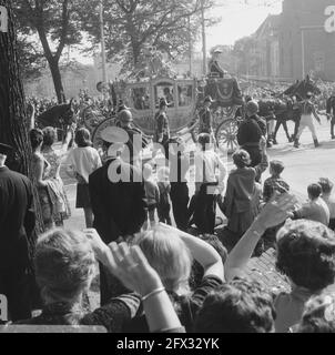 Les gens qui agerent à l'autocar d'or sur son chemin vers le Ridderzaal, 20 septembre 1966, les voitures, pays-Bas, agence de presse du xxe siècle photo, nouvelles à retenir, documentaire, photographie historique 1945-1990, histoires visuelles, L'histoire humaine du XXe siècle, immortaliser des moments dans le temps Banque D'Images