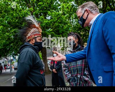 La Haye, pays-Bas. 25 mai 2021. Raki AP de l'organisation de campagne de la Papouasie-Occidentale libre Nederland et Sylvana Simons, leader néerlandais du parti politique anti-raciste BIJ1 et Lammert van Raan est un politicien néerlandais qui est actuellement membre de la Chambre des représentants, sont vus parler après la manifestation. Crédit : SOPA Images Limited/Alamy Live News Banque D'Images