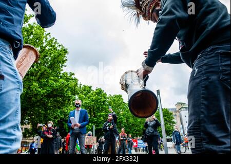 La Haye, pays-Bas. 25 mai 2021. Un groupe d'hommes papouans joue des instruments traditionnels pendant la démonstration. Crédit : SOPA Images Limited/Alamy Live News Banque D'Images