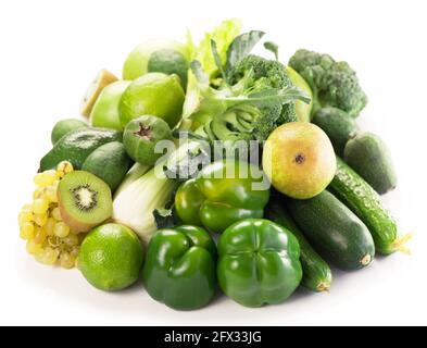 légumes frais avec feuilles - kiwi, raisins, pommes et crashs, concombres, courgettes, brocoli, chou et légumes verts isolés sur fond blanc. Banque D'Images