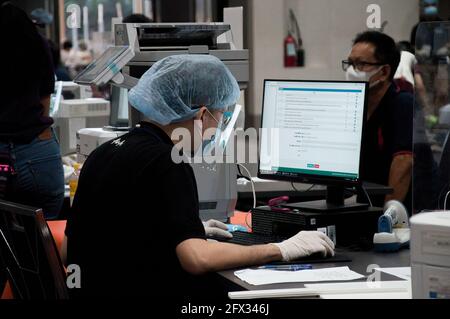 Bangkok, Thaïlande. 25 mai 2021. Un agent de santé vérifie les informations des membres d'équipage et des employés des compagnies aériennes commerciales du centre commercial Siam Paragon à Bangkok. Crédit : SOPA Images Limited/Alamy Live News Banque D'Images