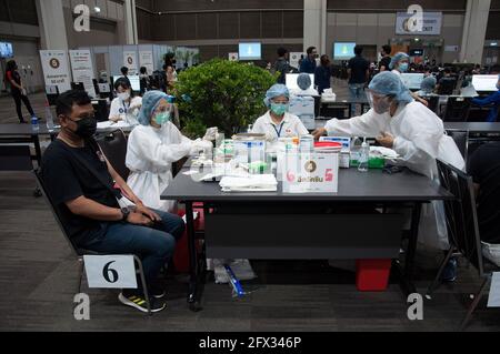 Bangkok, Thaïlande. 25 mai 2021. Un homme portant un masque attend d'être vacciné avec le vaccin Sinovac pendant la vaccination contre la coronavirus COVID-19 pour les membres d'équipage et les employés de compagnies aériennes commerciales au centre commercial Siam Paragon de Bangkok. Crédit : SOPA Images Limited/Alamy Live News Banque D'Images