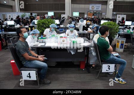 Bangkok, Thaïlande. 25 mai 2021. Les gens attendent d'être vaccinés avec le vaccin Sinovac pendant la vaccination contre la coronavirus COVID-19 pour les membres de l'équipage et les employés des compagnies aériennes commerciales au centre commercial Siam Paragon de Bangkok. Crédit : SOPA Images Limited/Alamy Live News Banque D'Images