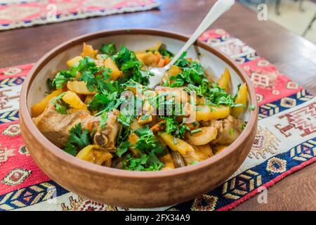 Repas en Arménie - Ojakhuri. Viande (généralement porc) et pommes de terre frites avec légumes ajoutés. Banque D'Images