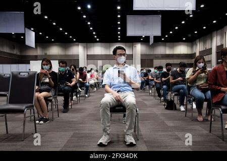 Bangkok, Thaïlande. 25 mai 2021. Les gens attendent à leur tour de se faire vacciner contre le vaccin Sinovac lors de la vaccination contre la coronavirus COVID-19 pour les membres de l'équipage et les employés des compagnies aériennes commerciales du centre commercial Siam Paragon à Bangkok. Crédit : SOPA Images Limited/Alamy Live News Banque D'Images