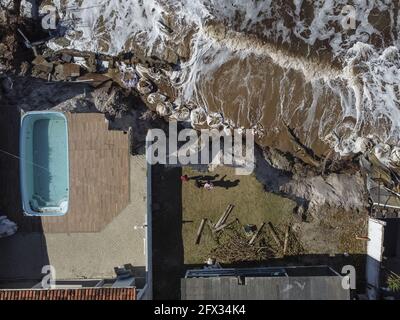 FLORIANÓPOLIS, SC - 24-05-2021 - Meio Ambiente - Maré alta derruba muros e adentra propriedades no Morro das Pedras. O Avanço do mar destruiu muros e Banque D'Images