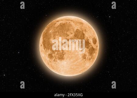 Halo de lune orange pleine éclat entouré d'étoiles sur noir fond ciel nocturne Banque D'Images