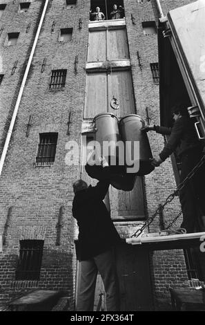 24 mars élections provinciales des États auront lieu. Les urnes sont mises dans des camions, 15 mars 1982, LES BOTTES DE VOTE, les camions, Pays-Bas, Agence de presse du XXe siècle photo, nouvelles à retenir, documentaire, photographie historique 1945-1990, histoires visuelles, L'histoire humaine du XXe siècle, immortaliser des moments dans le temps Banque D'Images