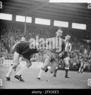 Ajax contre PSV 2-0, Nuninga en duel avec Strich, 5 septembre 1965, duels, sports, football, Pays-Bas, Agence de presse du XXe siècle photo, nouvelles à retenir, documentaire, photographie historique 1945-1990, histoires visuelles, L'histoire humaine du XXe siècle, immortaliser des moments dans le temps Banque D'Images