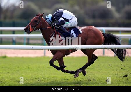 Comme High Say criblé par le jockey Paddy Brennan sur leur chemin pour gagner le Rolleston Revival Village Event Mares's handicap à l'hippodrome de Southwell. Date de la photo: Mardi 25 mai 2021. Banque D'Images