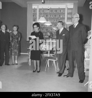 Mme van Hall ouvre une succursale de la salle de lecture publique, 23 novembre 1961, ouvertures, pays-Bas, agence de presse du xxe siècle photo, nouvelles à retenir, documentaire, photographie historique 1945-1990, histoires visuelles, L'histoire humaine du XXe siècle, immortaliser des moments dans le temps Banque D'Images