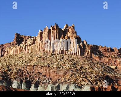 Le château, l'un des sommets emblématiques du parc national de Capitol Reef, Utah, États-Unis, lors d'une journée ensoleillée Banque D'Images