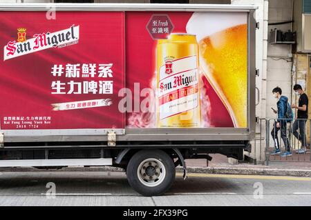 Hong Kong, Chine. 30 avril 2021. Camion de livraison San Miguel de la marque philippine de bière alcoolisée vu à Hong Kong. Crédit: Budrul Chukrut/SOPA Images/ZUMA Wire/Alay Live News Banque D'Images