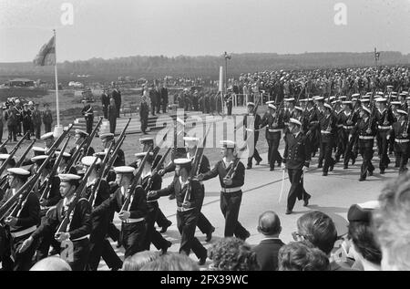 Défilé militaire à l'Ede pour la reine Juliana et le prince Bernhard, 5 mai 1960, défilés militaires, pays-Bas, agence de presse du xxe siècle photo, nouvelles à retenir, documentaire, photographie historique 1945-1990, histoires visuelles, L'histoire humaine du XXe siècle, immortaliser des moments dans le temps Banque D'Images