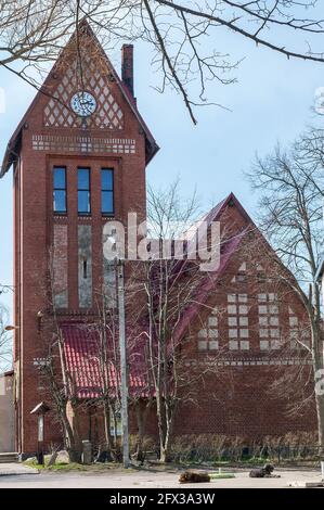 Région de Kaliningrad, village de Primorye. 18 avril 2021. L'église de grosse Kuren. Église luthérienne construite en 1913. Ancienne architecture allemande de brique rouge. Banque D'Images