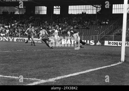 Ajax contre Sparta 2-1, Lerby passe le gardien de but Formanney et porte le score à 1-0 (l) numéro 35 Robinson, 3 mai 1981, gardiens de but, sport, soccer, Pays-Bas, Agence de presse du XXe siècle photo, nouvelles à retenir, documentaire, photographie historique 1945-1990, histoires visuelles, L'histoire humaine du XXe siècle, immortaliser des moments dans le temps Banque D'Images
