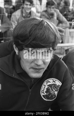 Ajax contre Liège standard, match amical. Header No. 3a: Kalderon (Ajax); No. 5: SIEs Wever (Ajax) k, 11 août 1970, sport, football, pays-Bas, agence de presse du xxe siècle photo, nouvelles à retenir, documentaire, photographie historique 1945-1990, histoires visuelles, L'histoire humaine du XXe siècle, immortaliser des moments dans le temps Banque D'Images