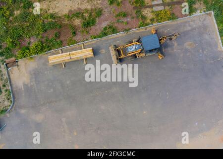 Vue aérienne du gerbeur de chariots élévateurs, planches en bois sur la maison de poutres sur de la construction nouvelle maison Banque D'Images