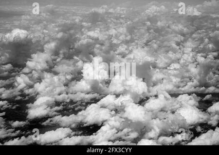 Vue arial des nuages et des cieux à 37000 pieds, le jeudi 9 mai 2019. Photo de Jennifer Graylock-Graylock.com 917-519-7666 Banque D'Images