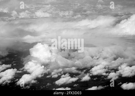 Vue arial des nuages et des cieux à 37000 pieds, le jeudi 9 mai 2019. Photo de Jennifer Graylock-Graylock.com 917-519-7666 Banque D'Images