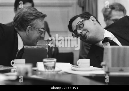 Ministre Korthals Altes (Justice) (l) et ministre Van Aardenne (Affaires économiques), 23 novembre 1982, politique du Cabinet, ministres, Débats parlementaires, pays-Bas, Agence de presse du XXe siècle photo, nouvelles à retenir, documentaire, photographie historique 1945-1990, histoires visuelles, L'histoire humaine du XXe siècle, immortaliser des moments dans le temps Banque D'Images