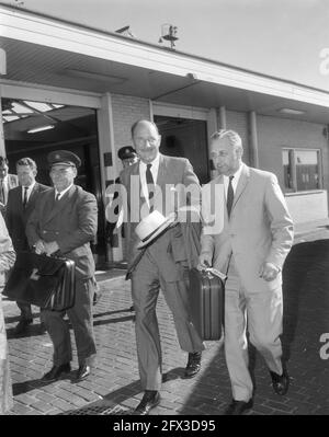 Ministre LUNs (portant un chapeau de paille) de retour de vacances à l'aéroport de Schiphol, 17 août 1966, vacances, pays-Bas, agence de presse du xxe siècle photo, nouvelles à retenir, documentaire, photographie historique 1945-1990, histoires visuelles, L'histoire humaine du XXe siècle, immortaliser des moments dans le temps Banque D'Images