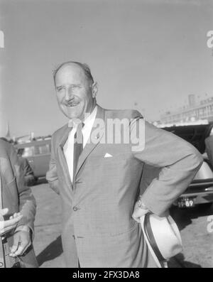 Ministre LUNs (portant un chapeau de paille) de retour de vacances à l'aéroport de Schiphol, 17 août 1966, vacances, pays-Bas, agence de presse du xxe siècle photo, nouvelles à retenir, documentaire, photographie historique 1945-1990, histoires visuelles, L'histoire humaine du XXe siècle, immortaliser des moments dans le temps Banque D'Images
