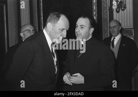 Le ministre LUNs a donné la réception du nouvel an à Treveszaal à la Haye . Ministre LUNs et ambassadeur africain, 5 janvier 1970, Réceptions du nouvel an, pays-Bas, agence de presse du xxe siècle photo, nouvelles à retenir, documentaire, photographie historique 1945-1990, histoires visuelles, L'histoire humaine du XXe siècle, immortaliser des moments dans le temps Banque D'Images