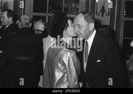 Le ministre LUNs a donné la réception du nouvel an à Treveszaal à la Haye . Ministre LUNs et ambassadeur africain, 5 janvier 1970, Réceptions du nouvel an, pays-Bas, agence de presse du xxe siècle photo, nouvelles à retenir, documentaire, photographie historique 1945-1990, histoires visuelles, L'histoire humaine du XXe siècle, immortaliser des moments dans le temps Banque D'Images