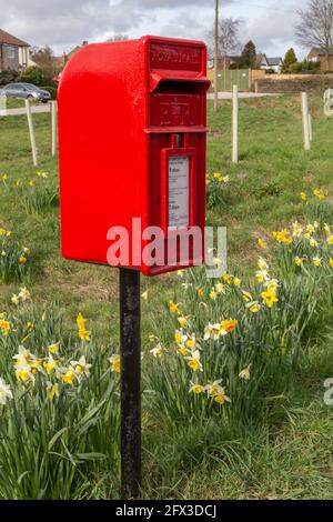 Une boîte postale rouge Royal Mail sur un poteau métallique à Baildon, dans le West Yorkshire. Banque D'Images