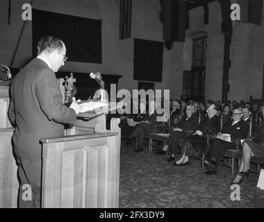 Le ministre M. J. M. L. T. Cals ouvre le Centre international de presse de Nieuwspoort . Dans le Ridderzaal de Quay Kortenhorst, Mme Cals et ministre Cals, 5 mars 1962, ouvertures, pays-Bas, agence de presse du xxe siècle photo, nouvelles à retenir, documentaire, photographie historique 1945-1990, histoires visuelles, L'histoire humaine du XXe siècle, immortaliser des moments dans le temps Banque D'Images